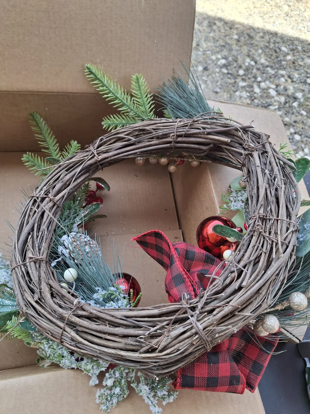Fine Casa Festive Red & Green 12